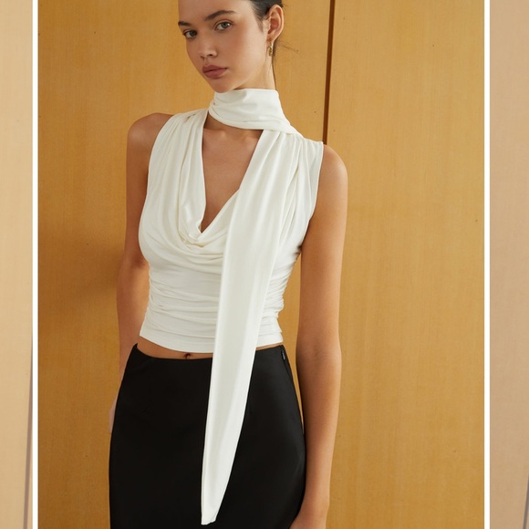 Solid twist front sleeveless blouse - Picture 4 of 4